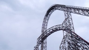Energylandia Zator Polonya eğlence parkında hız trenine binmek. Güneş enerjili lunapark treni. Hız trenine karşı mavi gökyüzü günbatımı ahşap açık hava eğlence aile zamanı 