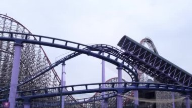 Energylandia Zator Polonya eğlence parkında hız trenine binmek. Güneş enerjili lunapark treni. Hız trenine karşı mavi gökyüzü günbatımı açık hava eğlence aile zamanı 