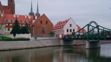 Tumski Köprüsü ve Wroclaw Katedrali. Wroclaw tarihi şehir manzarası. Belediye binası mimari binaları. Eski kasaba katedralleri kilisesi. Seyahat yeri 