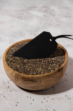 Tahta kasede Chia tohumları. Metnin için alanı kopyala. Omega 3 yağ asitleri bakımından zengin sağlıklı süper yiyecekler. Kuru, sağlıklı, doğal bileşen. Chia taneleri düşüyor. Vejetaryen yemeği. 