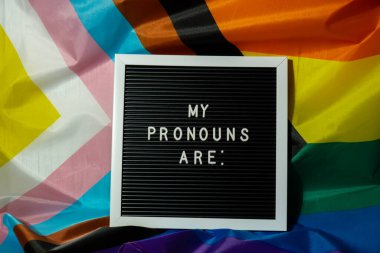 Benim PRONOUNOUNS metin Neo zamirleri kavramı Rainbow arkaplan cinsiyet zamirleri. İkili olmayan insan hakları transseksüelleri. Lgbtq topluluk desteği cinsiyetimi kabul edin, saygı hoşgörü demektir.