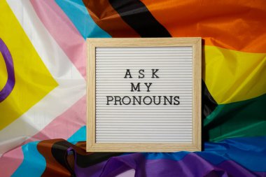 Gökkuşağı arka plan cinsiyet zamirleri konsepti hakkındaki metni Neo zamirlerine sorun. İkili olmayan insan hakları transseksüelleri. Lgbtq topluluk desteği cinsiyetimi kabul edin, saygı hoşgörü demektir.