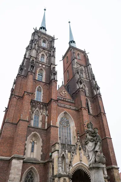 Wroclaw, Polonya Mayıs 2023 Tumski adasındaki Wroclaw Katedrali 'nin detayları. Silezya 'nın tarihi başkenti, Avrupa. Belediye binası mimari binaları. Eski kasaba katedralleri kilisesi. Seyahat eden turist