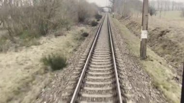 Hızlı tren raylarının arka camından demiryolu hattının görüntüsünü alın. POV Tren Treni Treni Rayları Tren perspektifinden görüldü. 