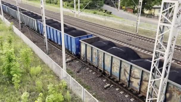 Vrachttrein Beweging Geladen Met Zwarte Kolen Bovenaanzicht Van Boven Goederenwagons — Stockvideo