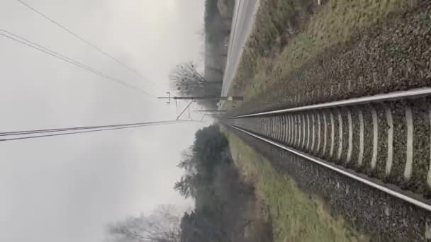 Vertikaler Blick Auf Das Bahngleis Aus Dem Hinteren Fenster Eines — Stockvideo