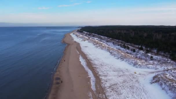 Zima Zimnej Bałtyckiej Plaży Śnieżnej Gdańsku Widok Lotu Ptaka Pokryta — Wideo stockowe