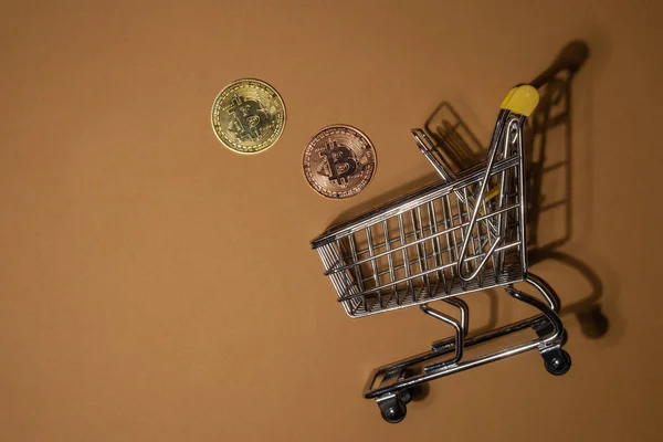 Bitcoin Guldmynt Med Kundvagn Köpa Eller Sälja Gruvdrift Handel Koncept — Stockfoto