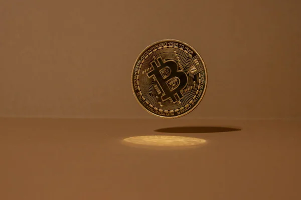 Levitação Moeda Ouro Bitcoin Com Reflexão Sombra Bitcoin Voando Conceito — Fotografia de Stock