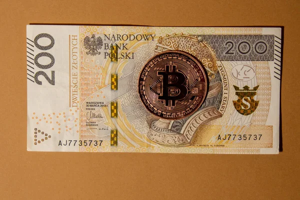 Bitcoin Gold Coin Bills 200 Polish Zloty Currency Bitcoin Mining — Stock Photo, Image