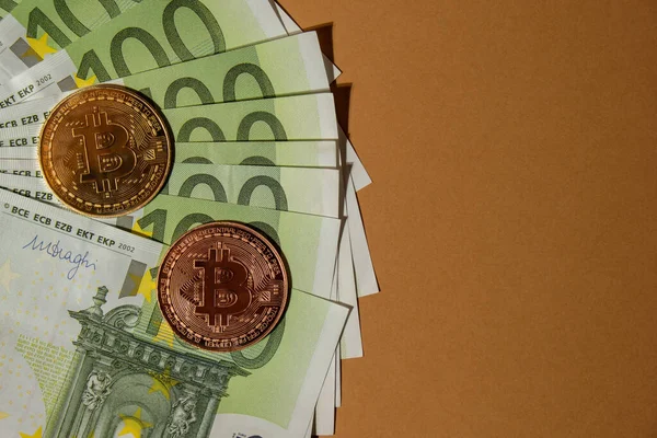 Bitcoin Pièce Sur Les Billets 100 Euros Monnaie Bitcoin Concept — Photo