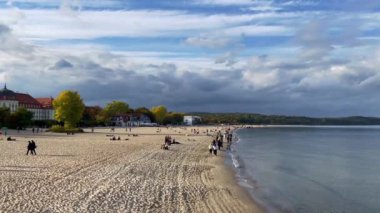 Sopot, Polonya - Eylül 2022 Baltık Denizi kıyılarında sopot poland mevsimi. Sahildeki insanlar. Doğayla birlik