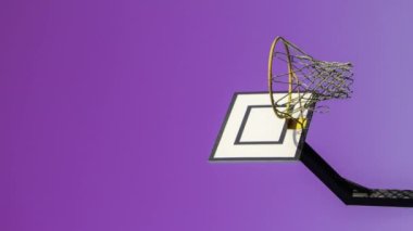 Canlı gökyüzünün arka planında sokak basketbolu potasına dikey yakınlaşma. Yaratıcı minimalist fotoğraf. Sokak Basketbol Sepeti Açık hava Soyut spor Tamamen boş arkaplan dokusu, kopyala