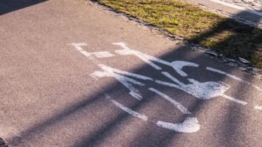 Bisikletçi ve yaya geçidini bir caddeye yaklaştır. Boyalı Sokak Asfalt Bisiklet Yolu Beyaz Güvenlik Paylaşımı tabelasını imzalayın. Pedestrian ve bisiklet caddeyi buradan geçebilir.