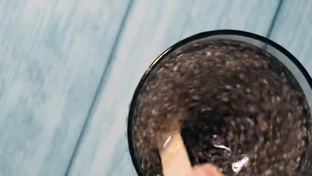 Příprava Superfood Vody Nápoj Bohatý Omega Mastných Kyselin Naléváme Kokosovou — Stock video