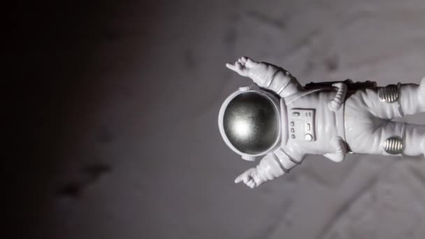 Vertikal Zoom Plast Leksak Figur Astronaut Månen Betong Bakgrund Kopiera — Stockvideo