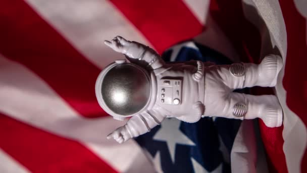 Vertical Zoom Out Plástico Brinquedo Figura Astronauta Fundo Bandeira Americana — Vídeo de Stock