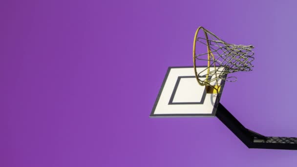 活気のある空を背景にストリートバスケットボールのフープの垂直ズームアウト 創造的なミニマルな写真 ストリートバスケットボールループバスケット屋外抽象スポーツワイド空白の背景テクスチャ コピー — ストック動画