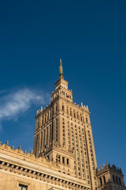 Kültür ve Bilim Sarayı. Warszawa şehir merkezinin güzel mimarisi. Kültür Sarayı da gökyüzü arka planında. Varşova siluetinin ana sembollerinden biri. Seyahat merkezleri turist