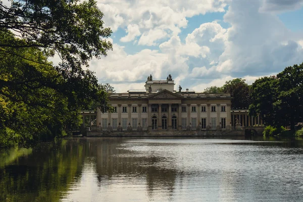 华沙Lazienki公园旅游胜地岛上的浴场古典主义者宫殿 波兰华沙拉齐耶斯基皇家浴场 湖面的镜像反射 夏天的自然巴洛克柱 — 图库照片