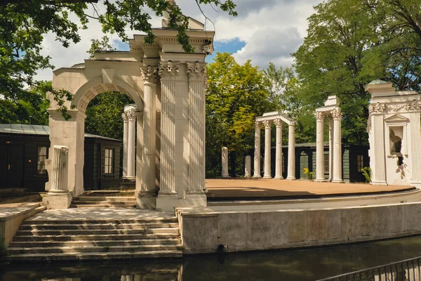 华沙Lazienki公园旅游胜地岛上的浴场古典主义者宫殿 波兰华沙拉齐耶斯基皇家浴场 湖面的镜像反射 夏天的自然巴洛克柱 — 图库照片
