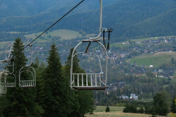 Ski Lift Besneeuwd Bergherfstbos Met Stoeltjeslift Het Skigebied Zakopane Polen — Stockfoto