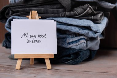 Tek ihtiyacın olan kot pantolon çeşitleri üzerine daha az yazılı bir metin. İkinci el sürdürülebilir alışveriş. Kapsül gardırobu çok az. Sürdürülebilir moda aşırı tüketimi, bilinçli satın alma tüketimi, yavaş