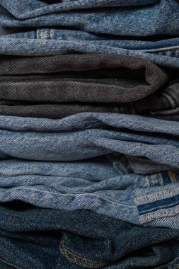Soyut kot yığını. Arka plan moda pantolonu deseni Çeşitli Gözlükler Denim. Kumaş kumaş. Mavi kot Yakından 