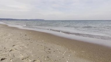 Baltık Denizi Koyu mavi bulutlar ve deniz veya okyanus su yüzeyinde fırtınadan önce köpük dalgaları, dramatik deniz manzarası. İnanılmaz gün batımı. Soyut doğal desen dokusu.