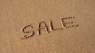 Kum yüzeyinde el yazısı satışı. Terfi kavramı, Kara Cuma Mavi Okyanus dalgası sahildeki mesajı silip süpürüyor. Yaz tatili plaj tatili konsepti