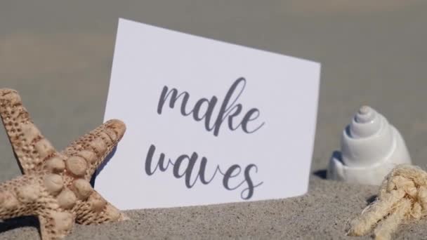 ヒトデの貝殻の夏休みの装飾の背景に紙のグリーティングカードに波のテキストを作る 砂浜の太陽の海岸 休日のコンセプトポストカード 旅行ビジネスの概念を取り除く — ストック動画