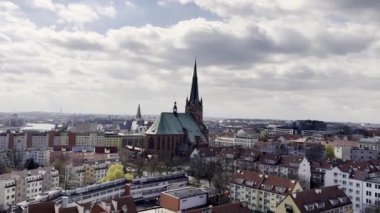 Szczecin, Polonya şehrin en iyi manzarası. Şehrin manzarası, kuş bakışı manzaralı eski bir hava aracı kasabası. Pomeranya Dük 'lerinin Kalesi, liman ve tersane görülebilir durumda. Üst Seyahat