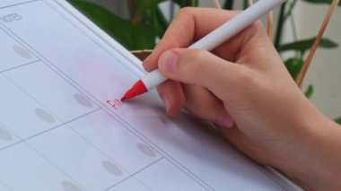 Kadın el yazısı metni, beyaz tahtada keçeli kalemle her şeyin içindeki sanatı buluyor. Ayın günlerine göre bayram için manyetizma kurulundan randevu alıyorum. Önemli konuların sıralanacağı yer