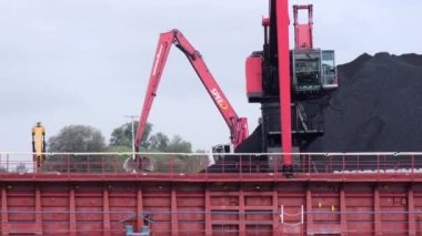 Gdansk, Polonya - Mayıs 2022 Turistik seyahat feribotu Motlawa Nehri 'nden Baltık Denizi' ne geçiyor. Kömür madeni, nehir kanalında yüzen feribottan kaynaklanan POV nehrinin oradaki çevre kirliliği. Sanayi