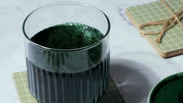 Синьо Зелені Водорості Хлорелла Порошок Спіруліни Додають Напою Супер Порошок — стокове відео