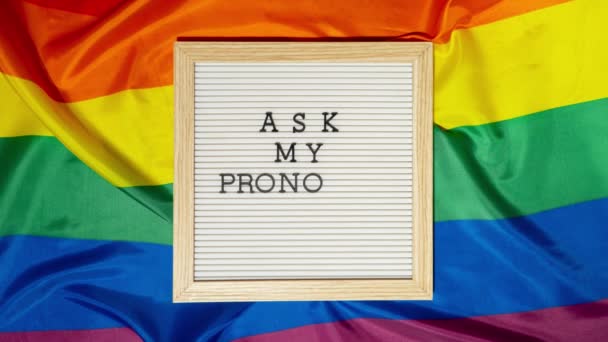 Stop Motion Ask Pronouns Text Neo Pronomes Concept Rainbow Flag — Vídeo de Stock