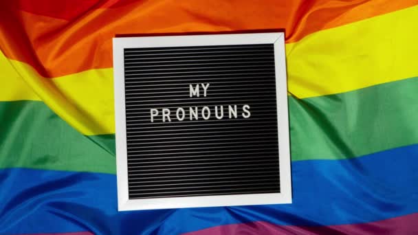 私のプロノスの停止運動はテキストです虹の旗の背景の性別の代名詞にネオプロンサーの概念 非二進数の人々の権利のトランスジェンダー Lgbtqコミュニティのサポートは 私の性別を仮定 尊敬の代名詞 — ストック動画