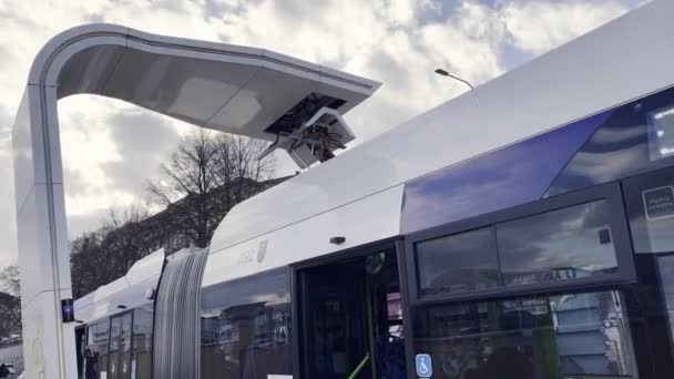 Szczecin Πολωνία Απρίλιος 2023 Λεωφορείο Φορτίζει Στο Σταθμό Παραγωγής Ενέργειας — Αρχείο Βίντεο