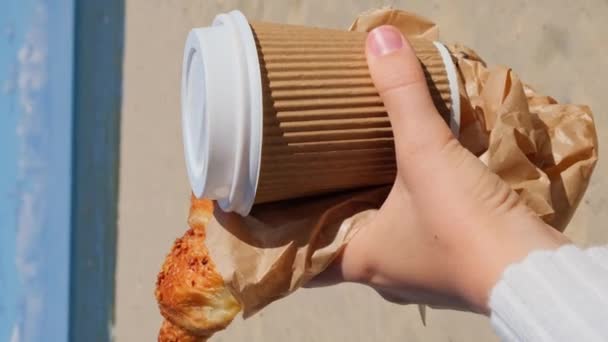 Smaklig Färska Croissanter Med Kaffe Pappersmugg Kvinnliga Händer Stranden Havet — Stockvideo