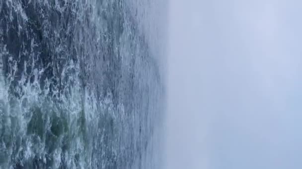 醒来的船只 从船上醒来的路 深蓝色从大船上找到的痕迹豪华游艇上的落日照在水面上 船在海上航行 从快艇后部的浪花掠过 — 图库视频影像