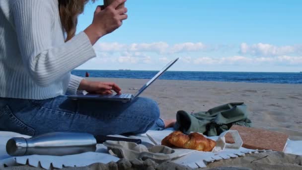 Ung Kvinna Som Arbetar Laptop Stranden Bredvid Havsutsikt Dricka Kaffe — Stockvideo