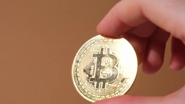 Kobiece Ręce Trzymające Złotą Monetę Bitcoin Koncepcja Handlu Górniczego Bitcoin — Wideo stockowe