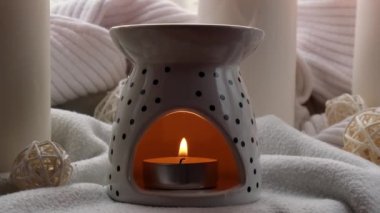Aroma lambası, gerekli yağ, aromaterapi evde, yanan mum, gerekli yağ damlaları. Evde rahatlama ve stres önleme kavramı. Doğal Spa Tedavisi. Konforlu bir evde ev bakımı.