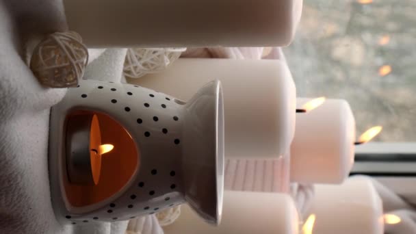 Vertikale Filmaufnahmen Aromalampe Mit Ätherischem Aromatherapie Hause Brennende Kerze Tropfen — Stockvideo