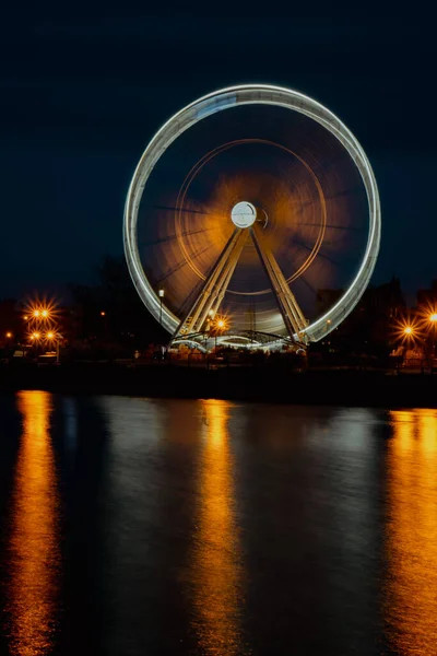格但斯克波兰摩天轮在古城格但斯克的夜晚黄昏在欧洲河水中倒影 长期曝光照片 城市风景秀丽的景色宜人的公园和街道 — 图库照片