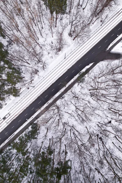 Widok Lotu Ptaka Drogę Zimą Droga Otoczona Drzewami Leśnymi Wiejski — Zdjęcie stockowe