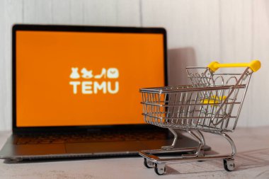 Gdansk, Polonya - Mart 2023 Temu uygulama simgesi alışveriş arabalı MacBook Apple bilgisayar dizüstü bilgisayarında. Çin merkezli Pinduoduo e-ticaret platformunun Temu yan kuruluşu. Çevrimiçi alışveriş temu web sitesi