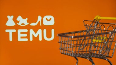 Gdansk, Polonya - Mart 2023 Temu uygulama simgesi alışveriş arabalı MacBook Apple bilgisayar dizüstü bilgisayarında. Çin merkezli Pinduoduo e-ticaret platformunun Temu yan kuruluşu. Çevrimiçi alışveriş temu web sitesi