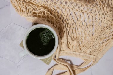 Matcha kahve latte mavi-yeşil yosun klorella ve spirulina tozu. Süper toz. Doğal alg takviyesi. Detoks süper yiyecek içeceği kokteyli. Besin takviyesi protein ve beta