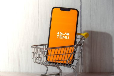 Gdansk, Polonya - Mart 2023 Temu uygulama simgesi alışveriş arabalı cep telefonu iPhone Apple ekranında. Çin merkezli Pinduoduo e-ticaret platformunun Temu yan kuruluşu. Çevrimiçi alışveriş temu web sitesi